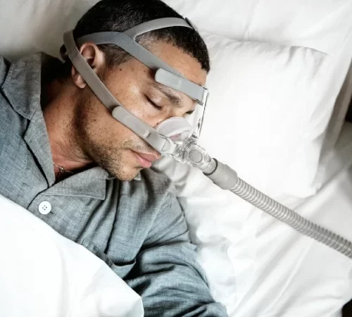 uyku apnesi cpap solunum cihazına bağlı uyuyan adam