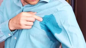 aşırı terleme sorunu yüzünden gömleği ıslanan adam