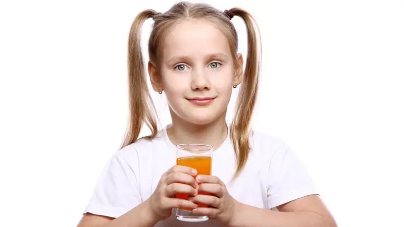 çocukların günlük kalori ihtiyacı meyv suyu içen kız çocuk