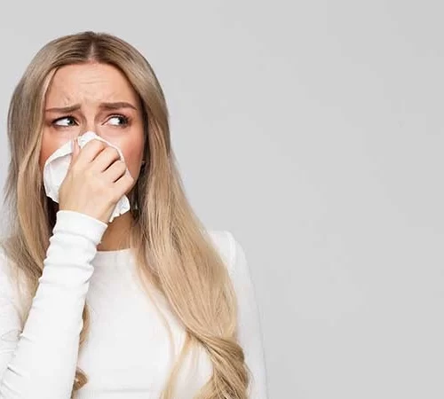 alerjik rinit belirtileri gösteren burnu akan kadın