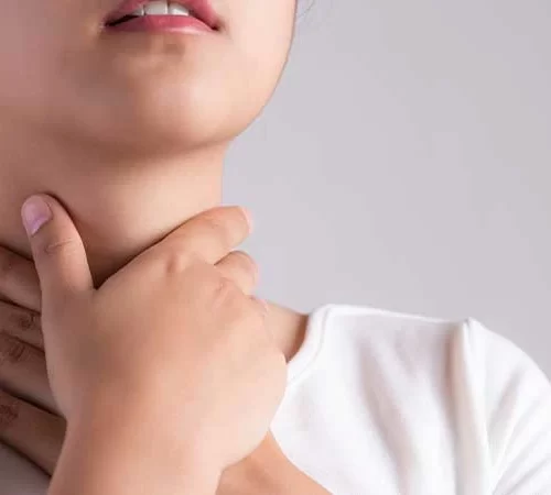 Boğaz ağrısı çeken kadın