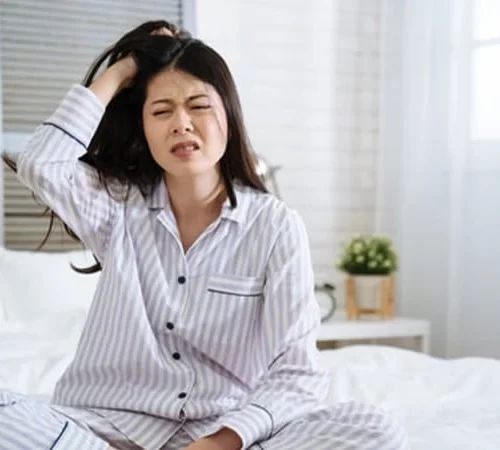 Uykuda kaşınma sorunu yaşayan kadın