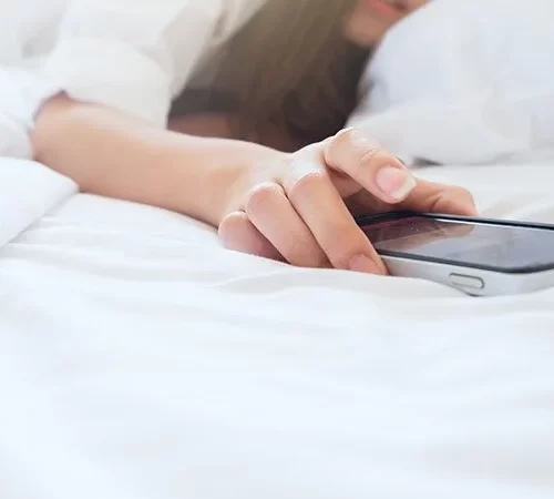 uykuda-mesajlasma-m uykuda mesajlaşma hastalığı olan kadın