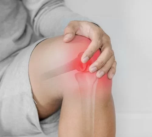 diz-agrisi-m diz ağrısı yaşayan kişi dizini tutuyor