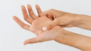 karpal tünel sendromu nedeniyle eli ağrıyan kişi