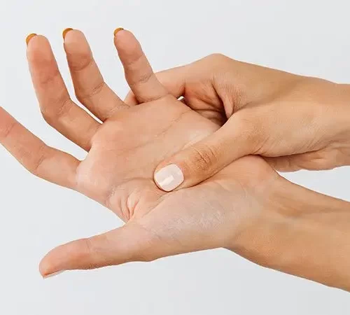 karpal-tunel-sendromu-m karpal tünel sendromu nedeniyle eli ağrıyan kişi