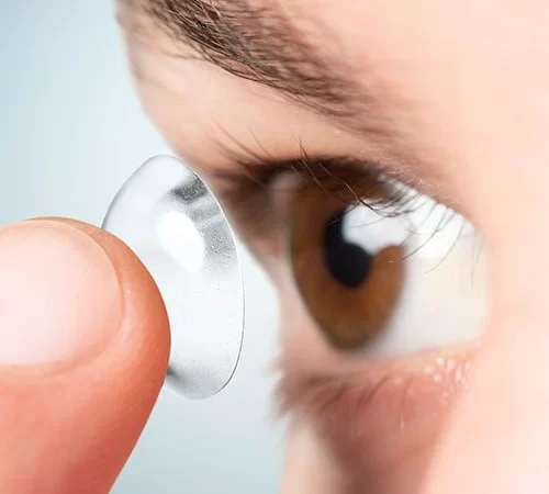 Kontakt lens takan kişi