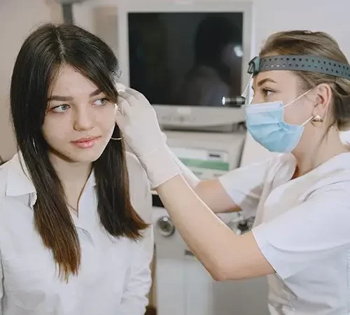 kulak cerrahisi öncesi muayene olan kadın