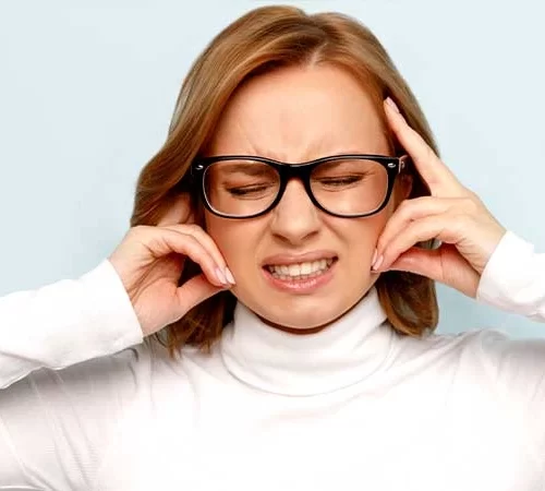 kulak-cinlamasi-e Kulak Çınlaması (Tinnitus) Sorunu Yaşayan Kadın