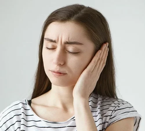 orta-kulak-iltahabi-e Orta Kulak İltihabı Sorunu Yaşayan Kadın