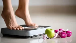 sağlıklı kilo verme yolları deneyen kadın tartılıyor
