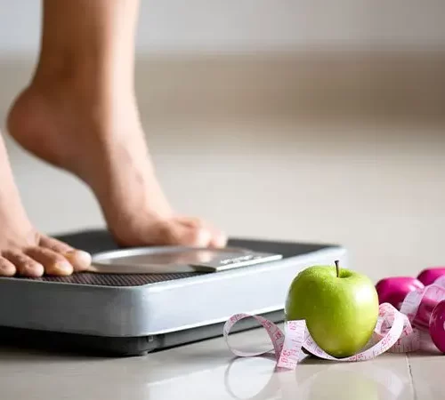 saglikli-kilo-verme-m sağlıklı kilo verme yolları deneyen kadın tartılıyor