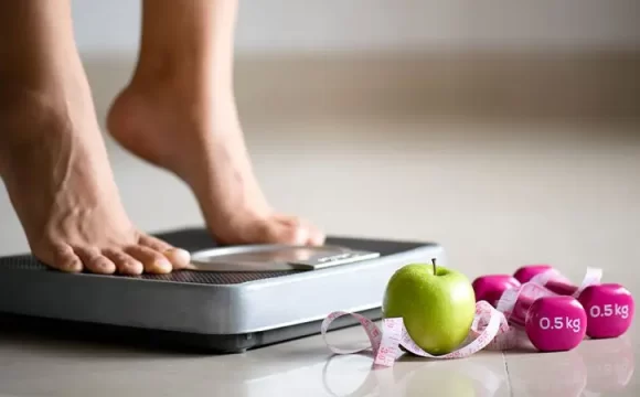 sağlıklı kilo verme yolları deneyen kadın tartılıyor