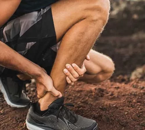 asil-tendonu-yaralanmalari-m aşil tendonu yaralanması yaşayan adam