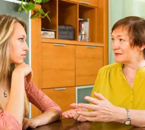 Ergenliğe geç girmek konusunda konuşan aile