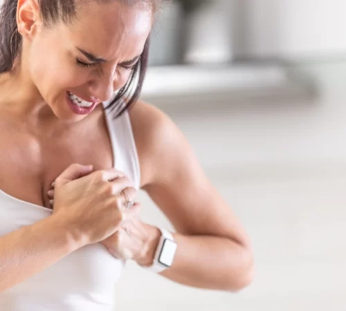 Kalp kası iltihabı sorunu yaşayan kadın