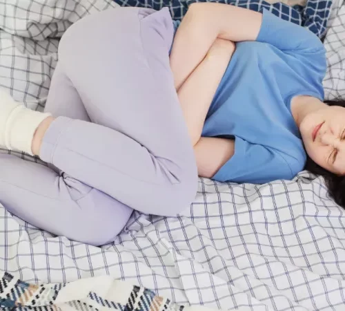 Premenstrüel Sendrom: Adet Öncesi Gerginlik Yaşayan Kadın