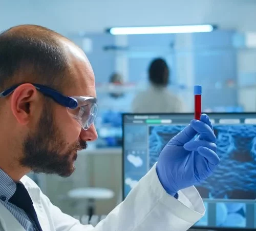 hepatit hangi yollarla bulaşır kan tüpü inceleyen doktor