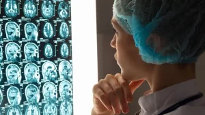 Beyin ve Sinir Cerrahisi Hastalıkları Sonuç İnceleyen Doktor