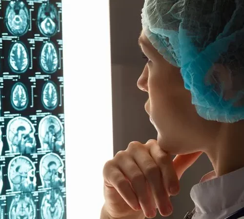 Beyin ve Sinir Cerrahisi Hastalıkları Sonuç İnceleyen Doktor