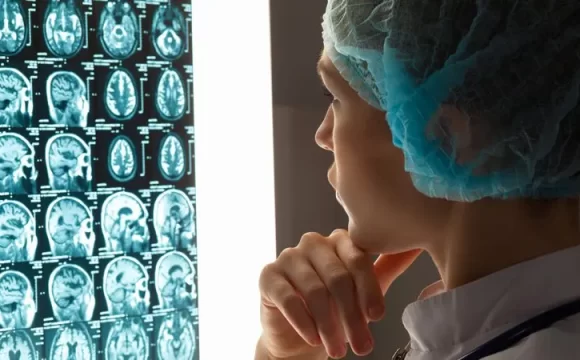 Beyin ve Sinir Cerrahisi Hastalıkları Sonuç İnceleyen Doktor