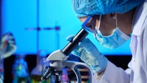Biyokimya Laboratuvarı tıbbi bölüm mikroskopik inceleme yapan doktor
