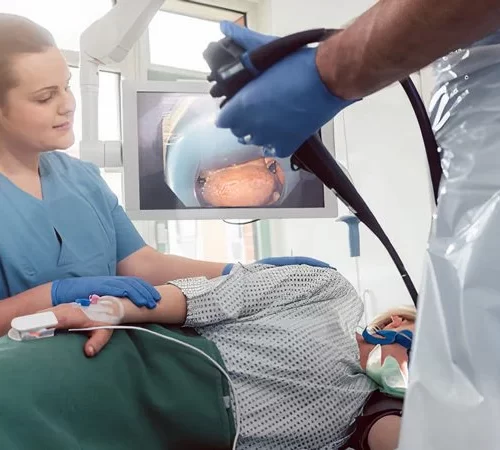 endoskopi esnasında hasta, doktor ve hemşire