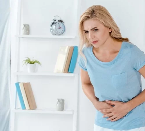 idrar-torbasi-sarkmasi-m idrar yolu sarkması nedeniyle kasık ağrısı yaşayan kadın