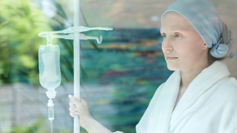 Kemoterapi gören kadın