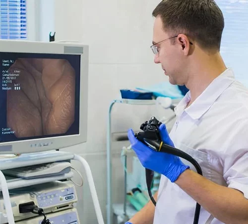 kolonoskopi öncesi hazırlık yapan doktor