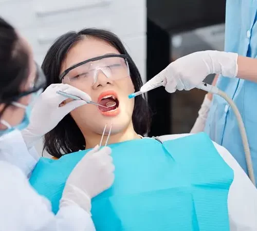 çürük diş tedavisi uygulanan kadın ve diş doktoru