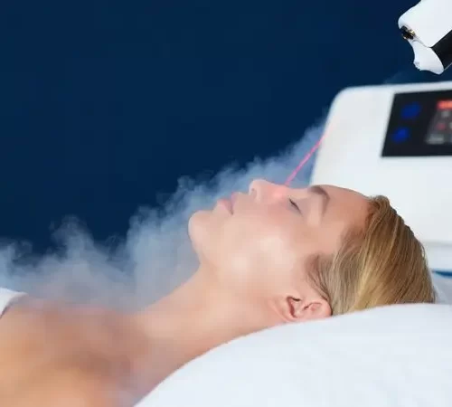 dermatocerrahi buhar tedavisi alan kadın