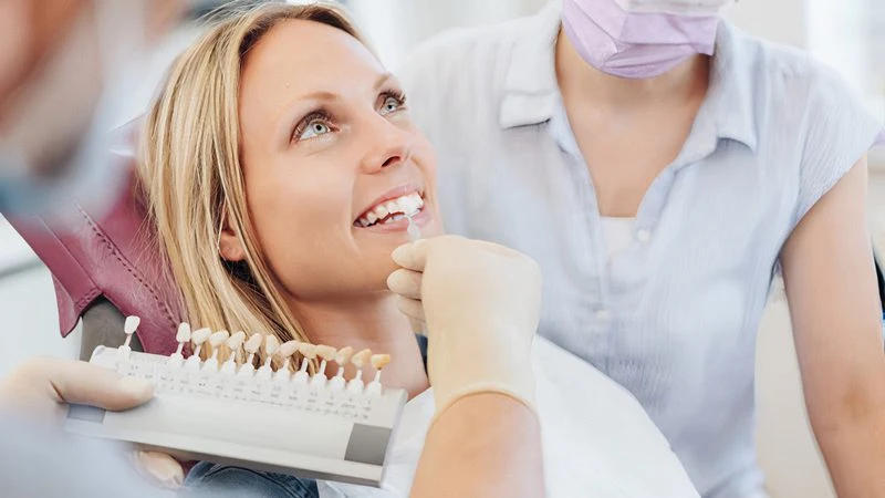 diş kaplama için renk seçimi yapılan kadın