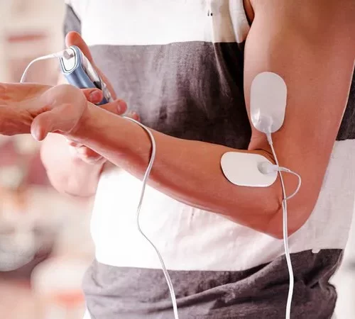 Koluna Galvanoterapi Elektrotları Bağlı Olan Kişi