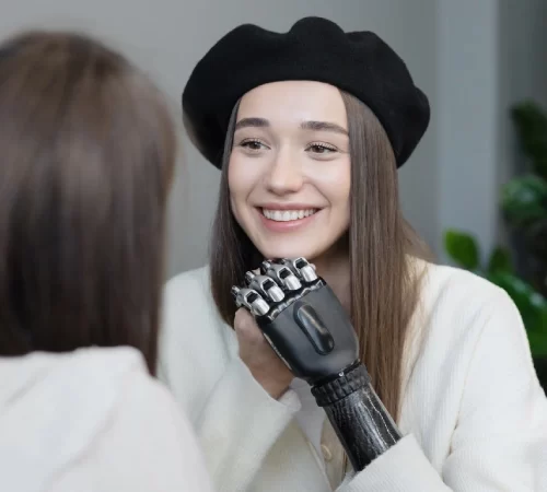 amputasyon-m Ampütasyon sonrası el protezi kullanan kız