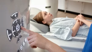 Batın tomografisi yaptıran kadın hasta