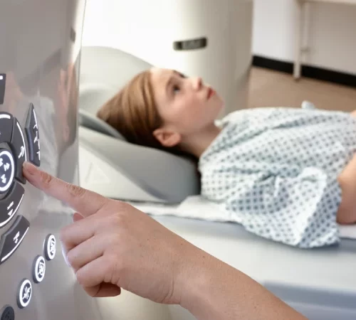 batin-abdomen-tomografi-m Batın tomografisi yaptıran kadın hasta