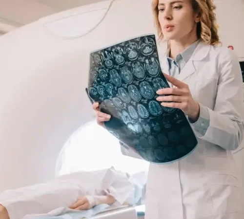 bilgisayarli-tomografi-m bilgisayarlı tomografi röntgeni inceleyen doktor