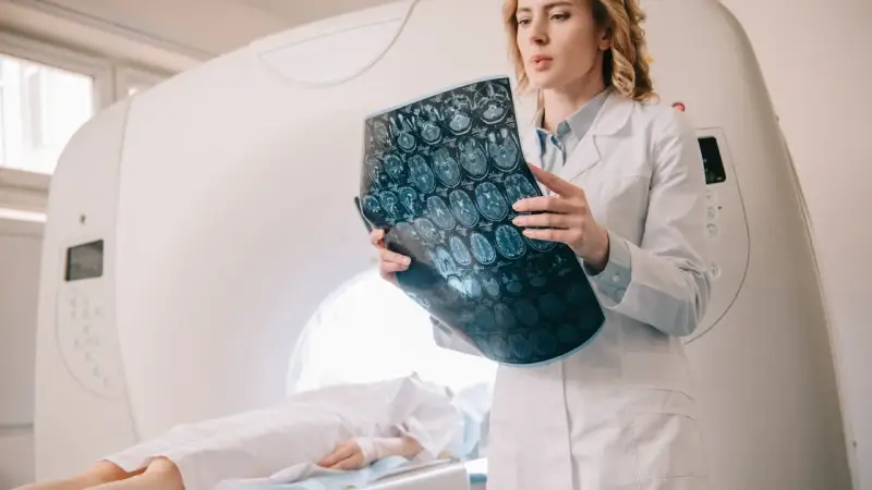 bilgisayarlı tomografi röntgeni inceleyen doktor