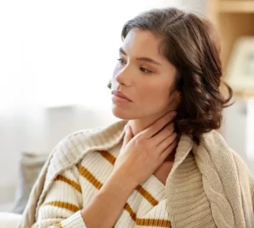 bogaz-yanmasi-m Boğaz yanması yaşayan kadın