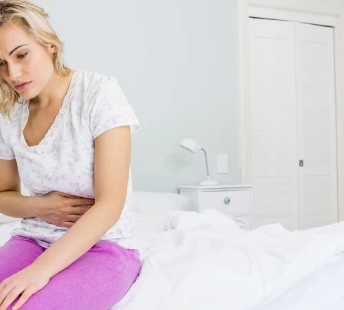 crohn-hastaligi-m Crohn hastalığından mide ağrısı çeken kadın