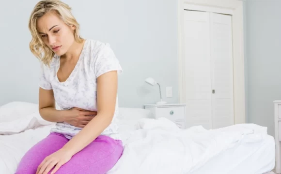 Crohn hastalığından mide ağrısı çeken kadın