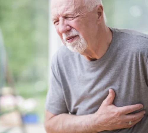 perikardiyal-efuzyon-m perikardiyal efüzyon göğüs ağrısı çeken adam