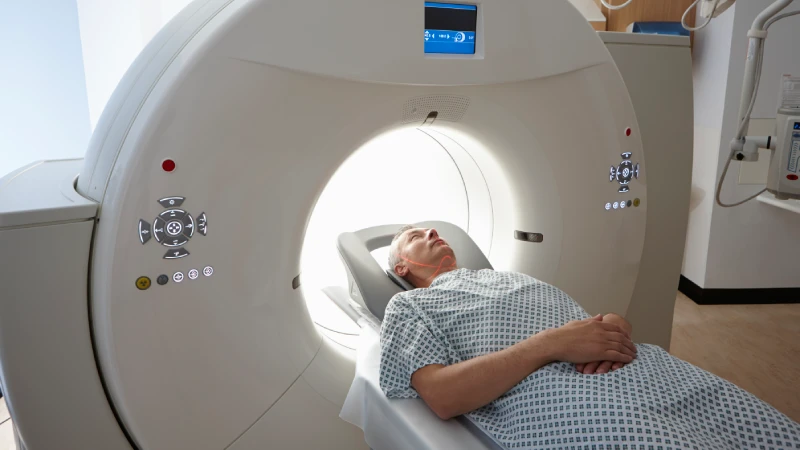 Üriner sistem bilgisayarlı tomografi işlemi erkek hasta