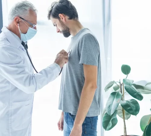 Akciğer ödemi olan hasta ve ciğerleri dinleyen doktor