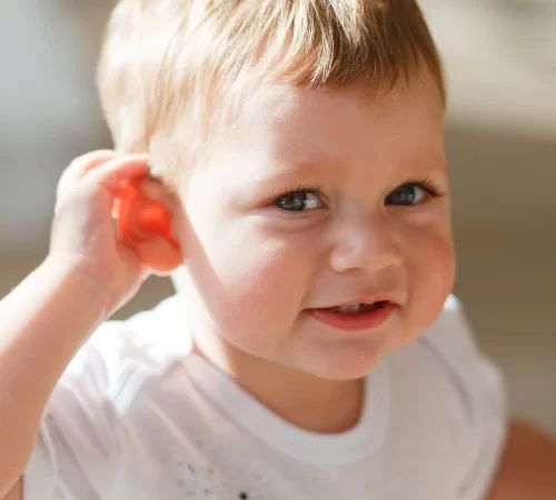 bebeklerde kulak ağrısı belirtileri gösteren hasta bebek