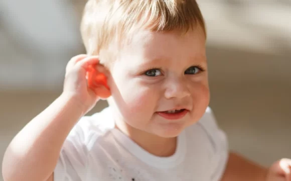 bebeklerde kulak ağrısı belirtileri gösteren hasta bebek