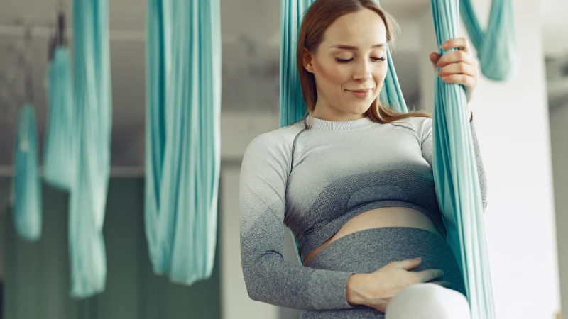 Hamilelikte enerji artırımı için spor yapan kadın