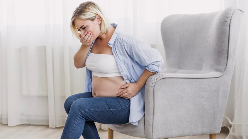 hamilelikte mide bulantısı yaşayan kadın