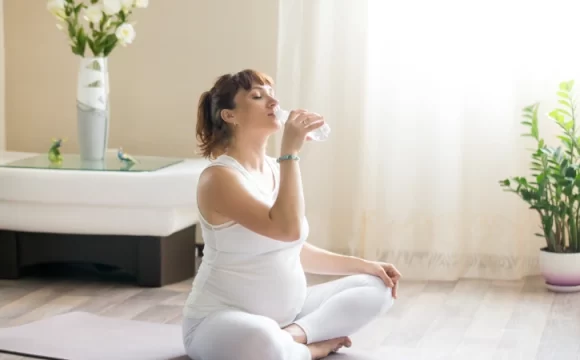 Hamilelikte su tüketimine dikkat eden kadın